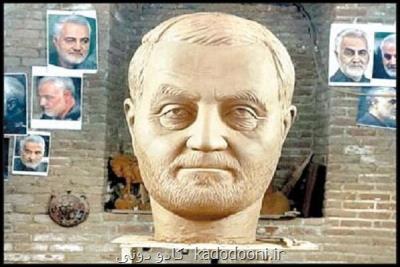 ساخت تندیس شهید سردار سلیمانی به دست هنرمند مجسمه ساز قزوینی