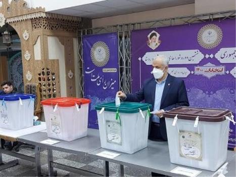 حضور رئیس و نماینده ولی فقیه در بنیاد شهید و امور ایثارگران پای صندوق رأی گیری