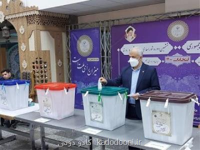 حضور رئیس و نماینده ولی فقیه در بنیاد شهید و امور ایثارگران پای صندوق رأی گیری