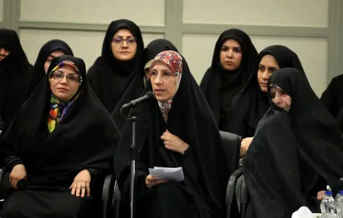 افتاد دانه دانه اشکم به دامنش نزدیک بودم این همه آیا به فاطمه؟