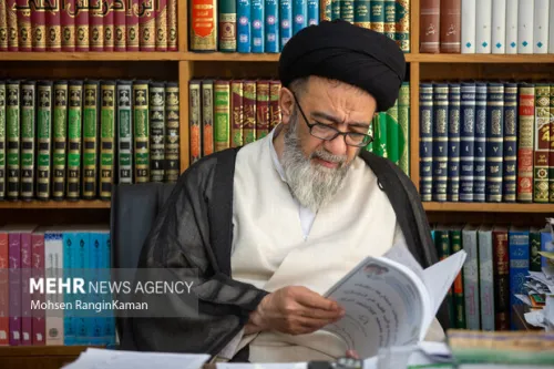 امام جمعه ای که بر پیکر یک خواننده نماز خواند